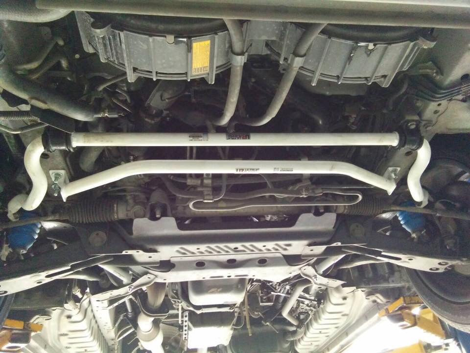 Ultra Racing Front Lower Brace-885
