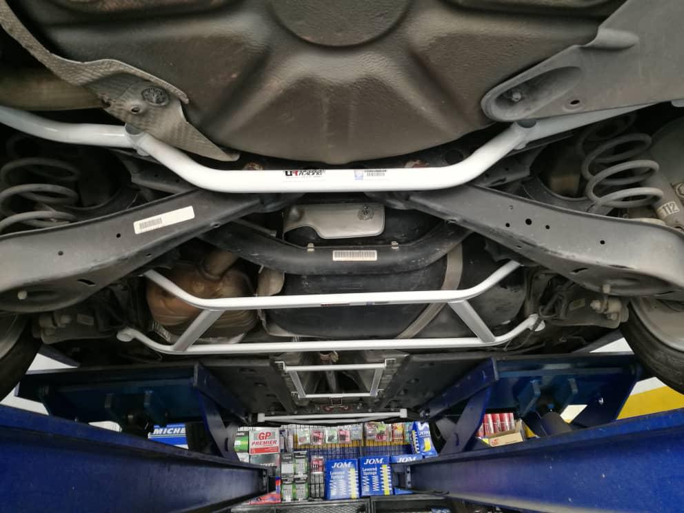 Ultra Racing Braces Volkswagen Jetta – Rear Lower Bar / Rear Member Brace
