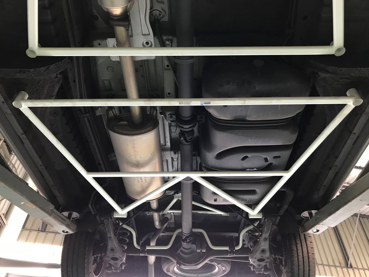 Ultra Racing Rear Lower Brace-400