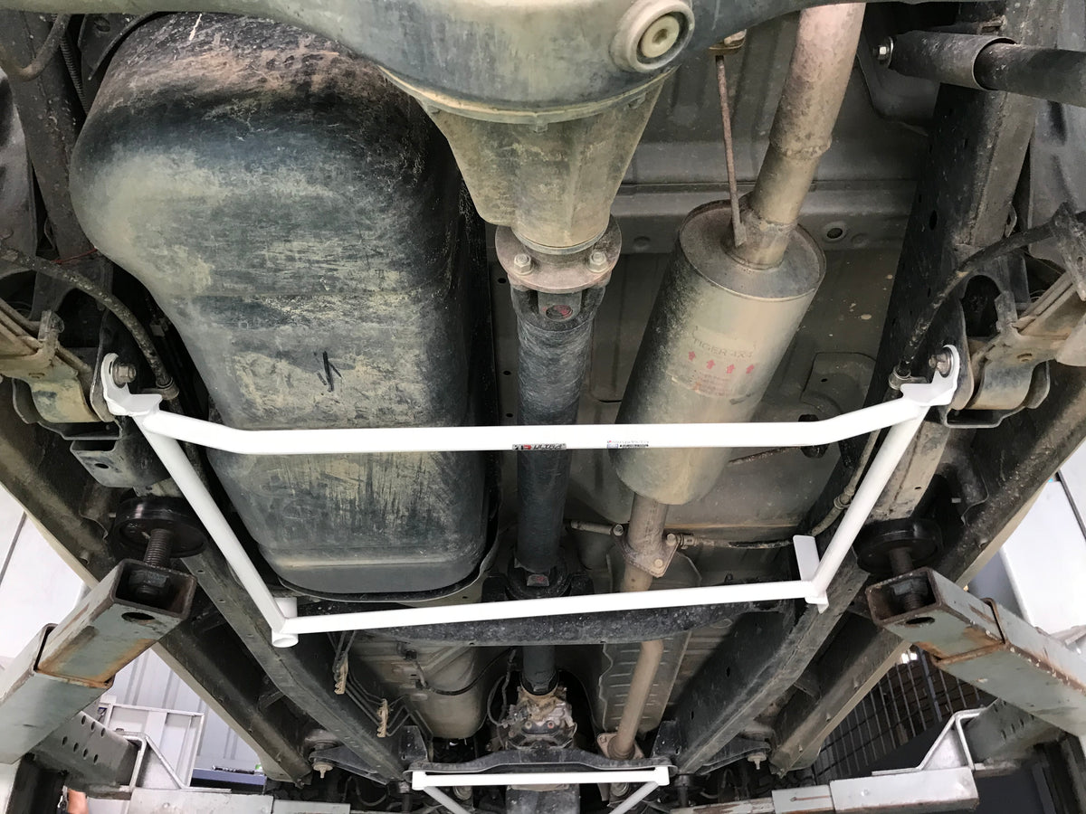 Ultra Racing Braces Itsubishi Triton Lite – Rear Lower Bar / Rear Member Brace