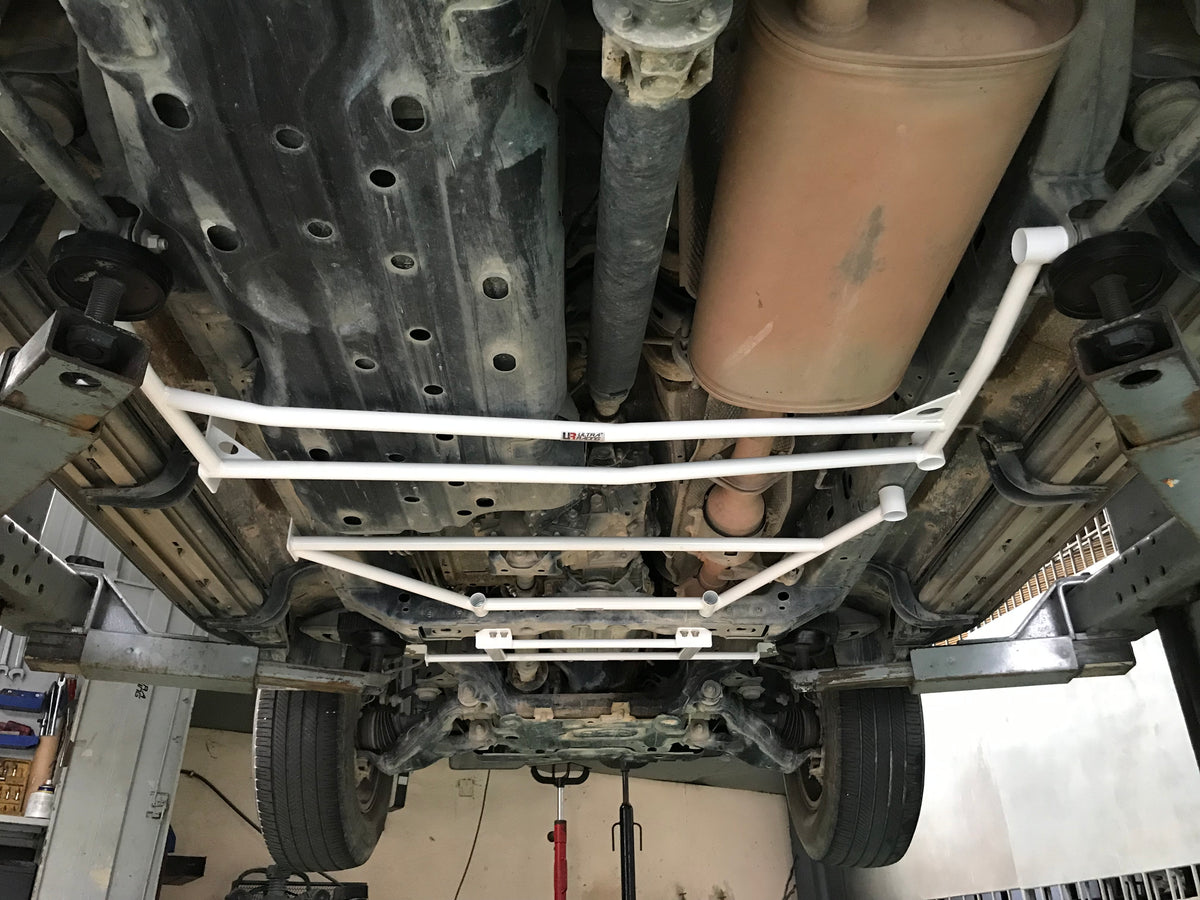 Ultra Racing Rear Lower Brace-1008