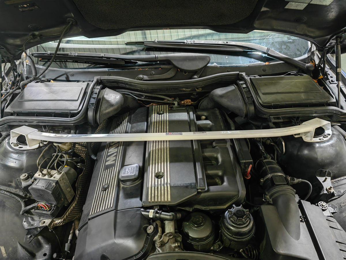 Ultra Racing Braces BMW E39 – Front Strut Bar / Front Tower Bar / Front Upper Brace