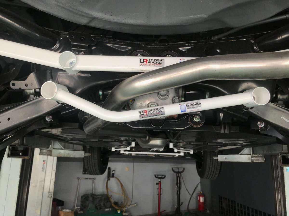 Ultra Racing Braces Subaru Forester – Rear Lower Bar / Rear Member Brace