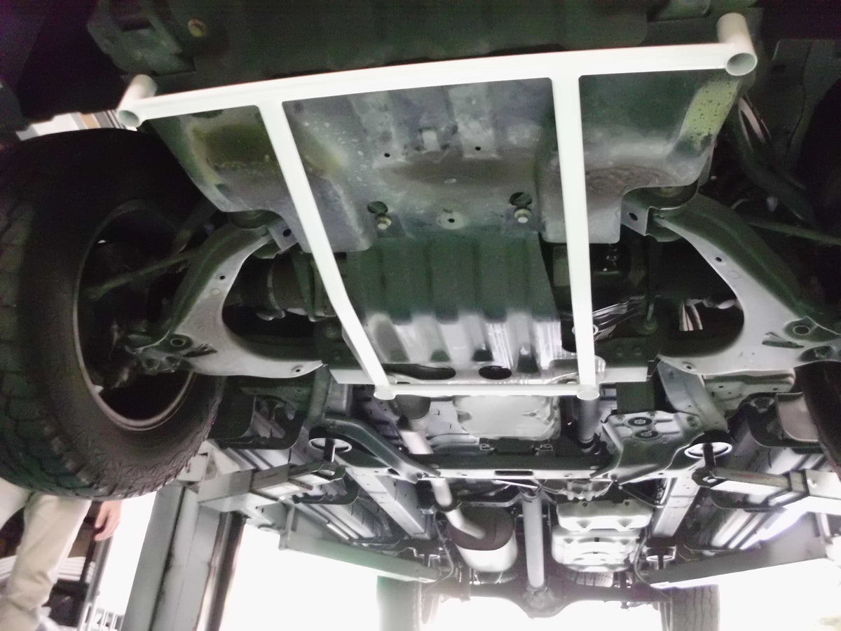 Ultra Racing Front Lower Brace-111