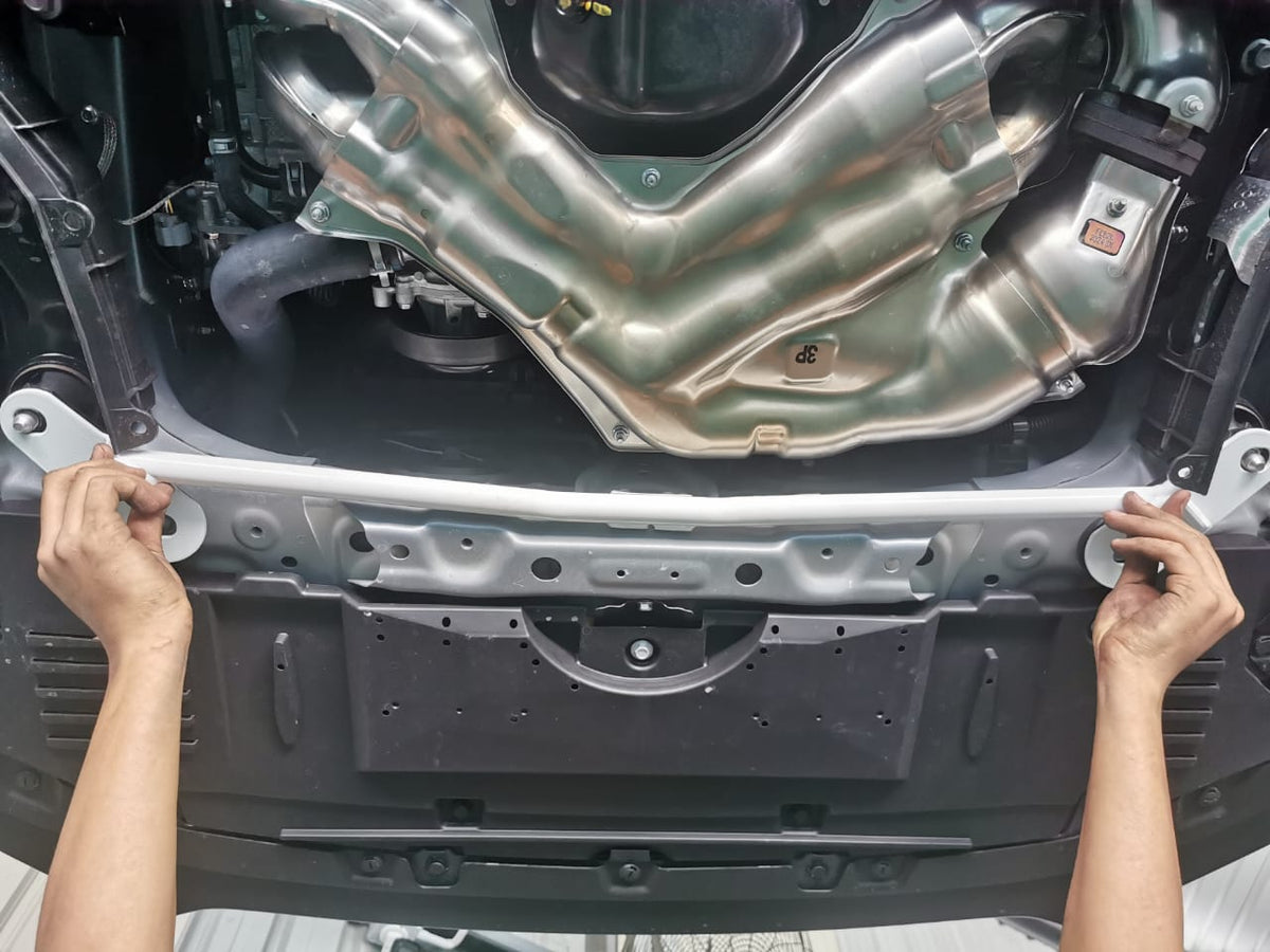 Ultra Racing Front Lower Brace-879